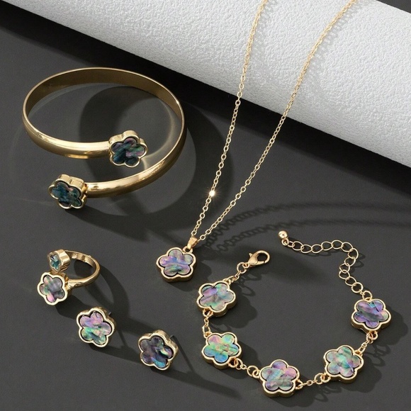 Luxe Gold Tone Flower Necklace Ring Jewelry Set - Picture 2 of 9